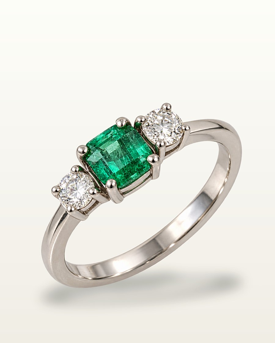 Anillo de esmeralda colombiana con diamantes laterales, fabricado en el taller de Kingdom Emeralds