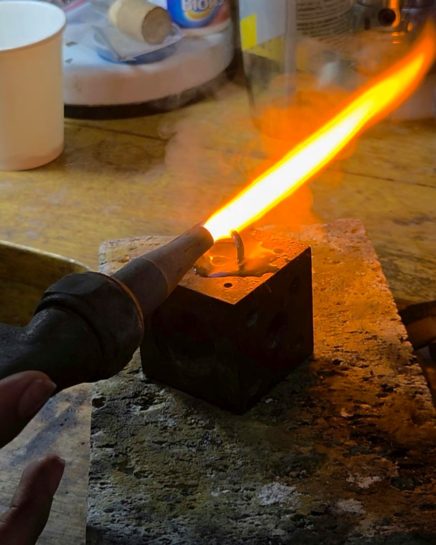 Orfebre soldando una pieza con soplete en el taller de Kingdom Emeralds en Cartagena